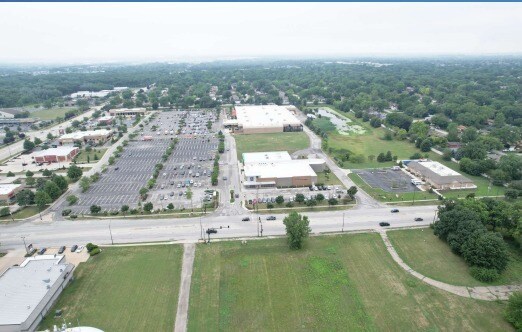 More Photos Of 663 Brook Forest Ave, Shorewood Convenience Store For Sale