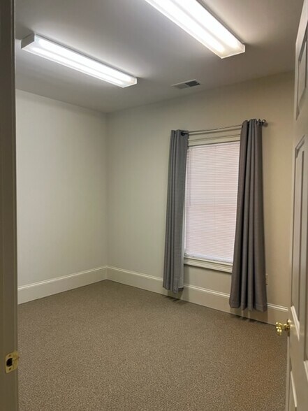 More Photos Of 2440 Sandy Plains Rd, Marietta Medical For Lease