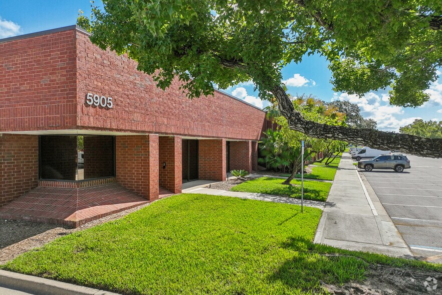 More Photos Of 5802 Breckenridge Pky, Tampa Unknown For Lease