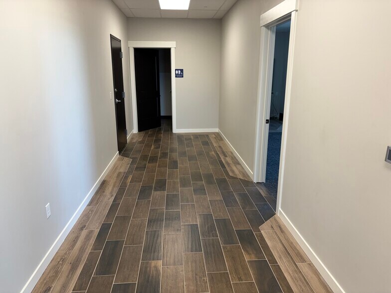 More Photos Of 6509 W. Rio Grande, Kennewick Showroom For Lease