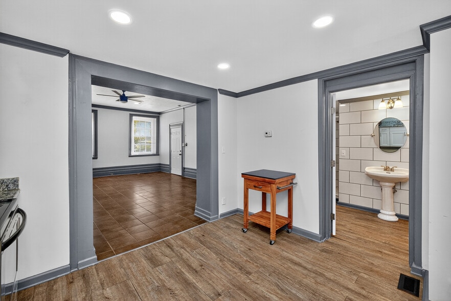 More Photos Of 102 W High St, Lexington General Retail For Sale