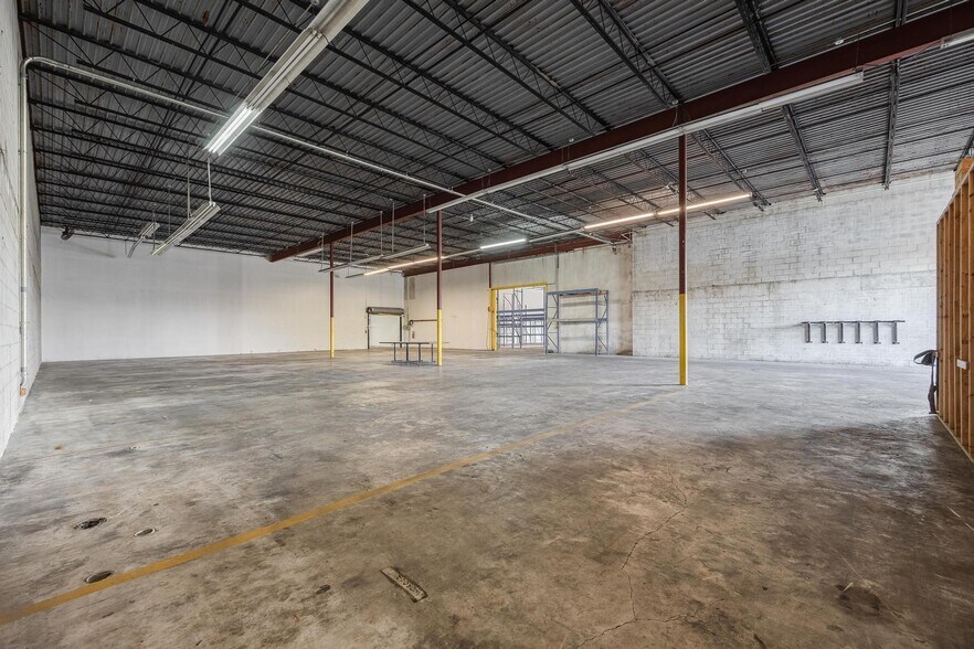 More Photos Of 2560 Fowler St, Fort Myers Warehouse For Lease