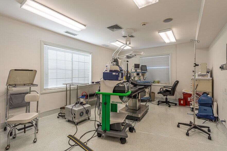 More Photos Of 330 W Frontage Rd, Northfield Medical For Lease