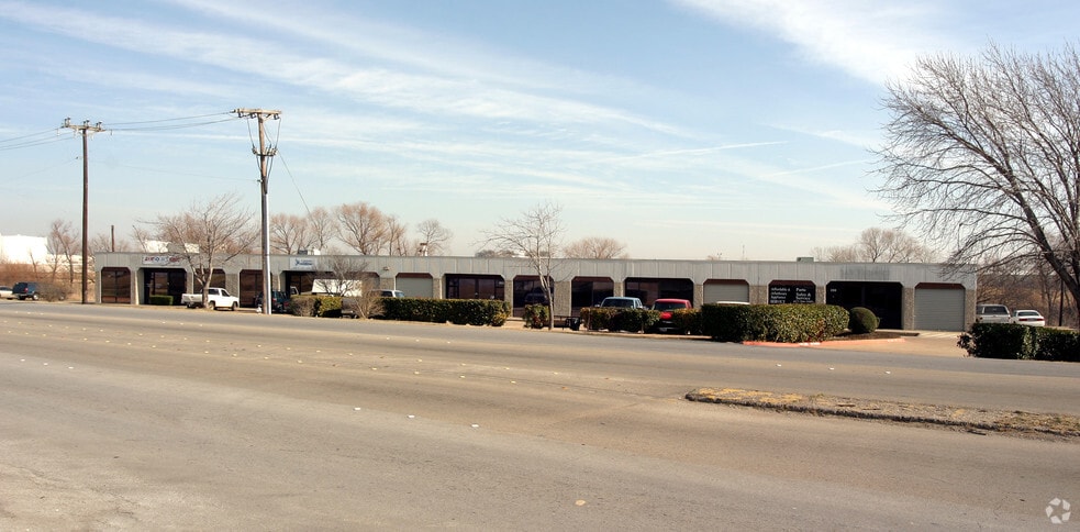 More Photos Of 4200 N Main St, Fort Worth Flex For Lease