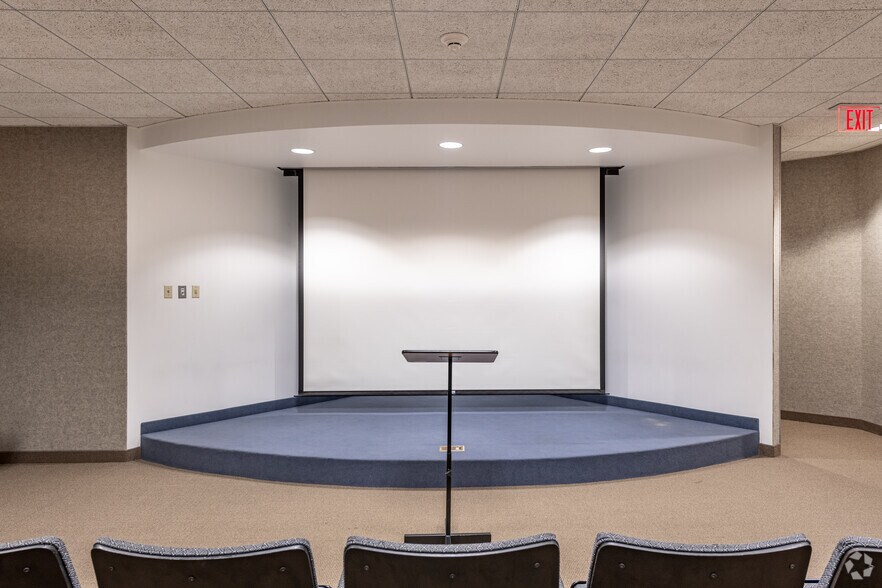 More Photos Of 6200 Oak Tree Blvd, Independence Office For Lease