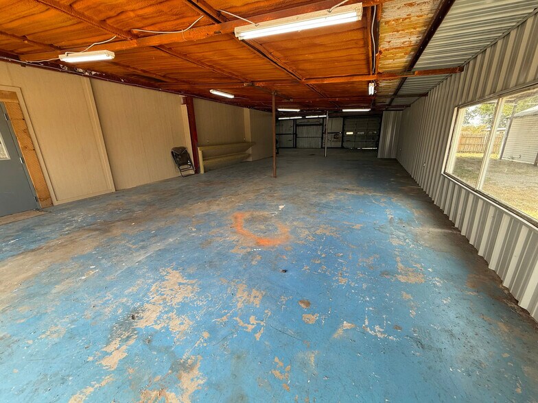 More Photos Of 4737 TX-91, Denison Showroom For Lease