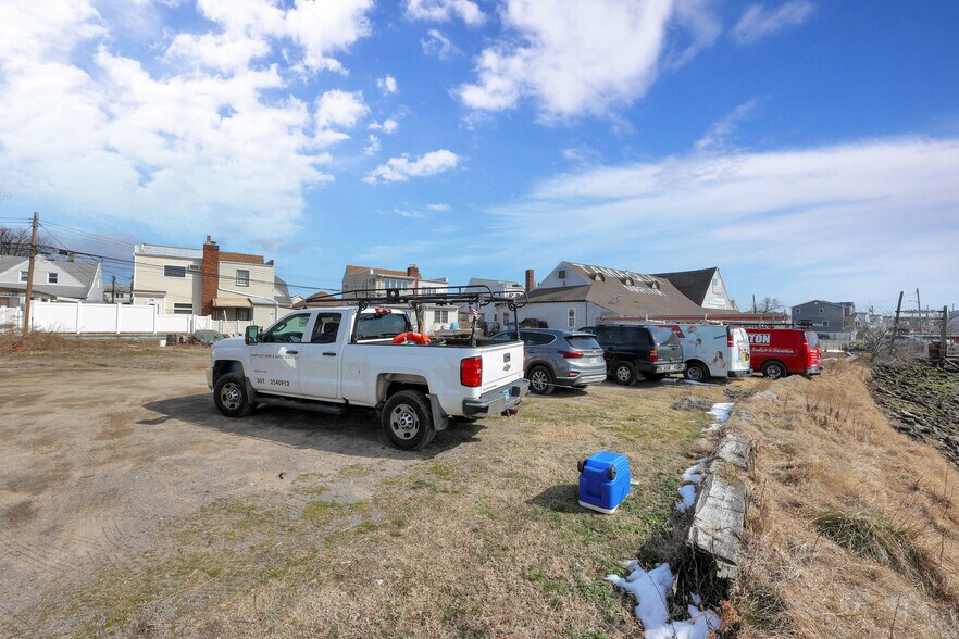 More Photos Of 82-84 Ebony Ct, Brooklyn Marina For Sale