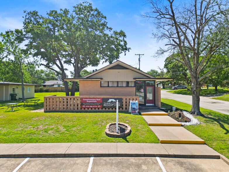 More Photos Of 601 Mary Lake Dr, Bryan Office Residential For Lease