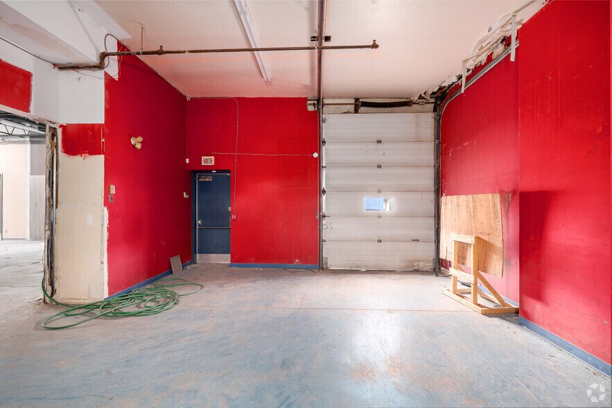 More Photos Of 12300 Boul Albert-Hudon, Montréal Warehouse For Lease