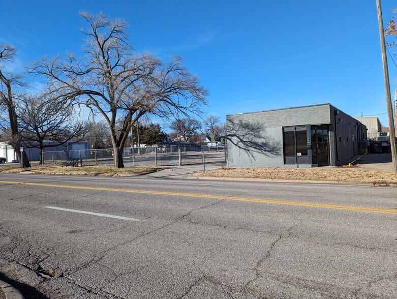 More Photos Of 716 W Maple St, Wichita Office For Lease