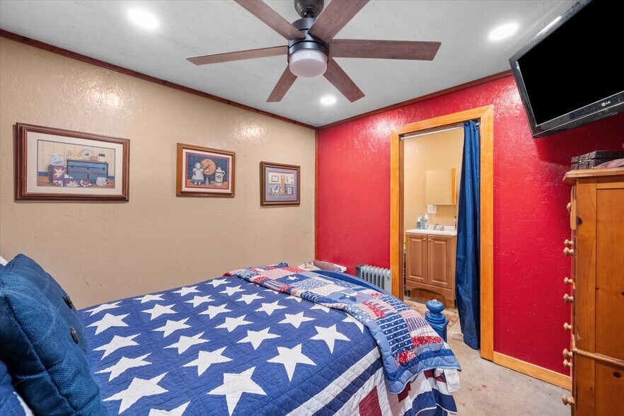 More Photos Of 613 2nd St, Kerens Light Manufacturing For Sale