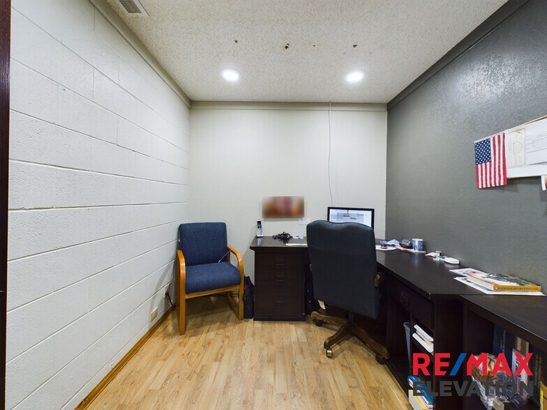 More Photos Of 915 W Fetterman St, Buffalo Office For Sale