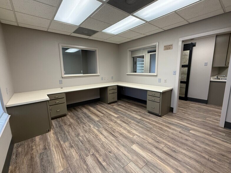 More Photos Of 4550 Lamar Ave, Paris Rehabilitation Center For Lease