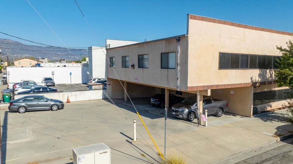 More Photos Of 2725 W Burbank Blvd, Burbank Office For Lease