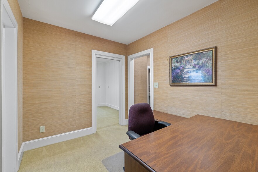 More Photos Of 210-212 E Church St, Smithfield Office For Lease