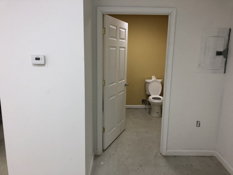 More Photos Of 3815 Bunker Hill Rd, Brentwood Warehouse For Sale