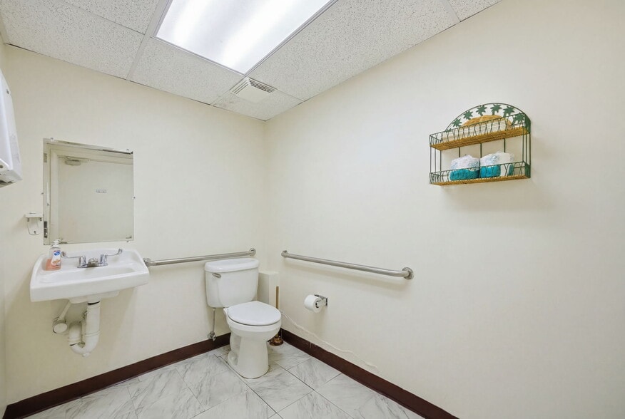 More Photos Of 1811 Bayshore Gardens Pky, Bradenton Medical For Sale