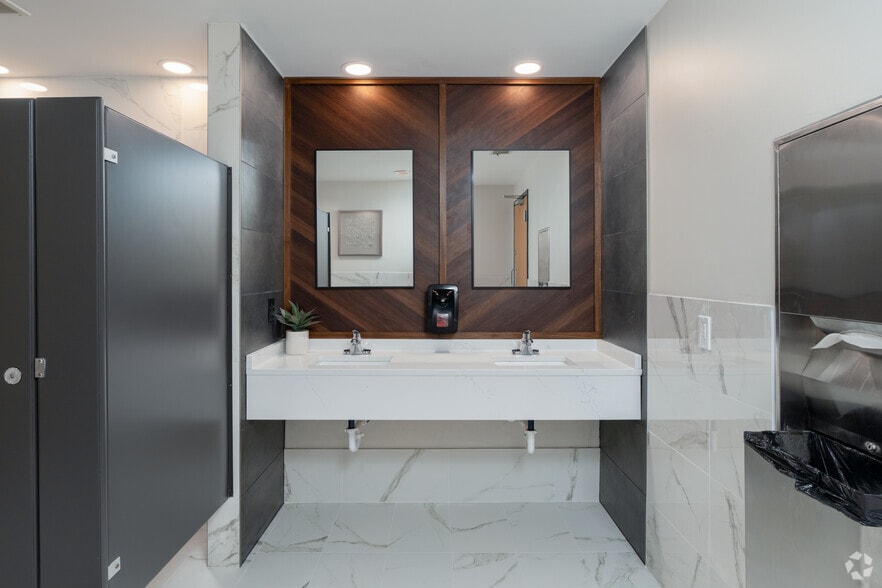 More Photos Of 17998 Chesterfield Airport Rd, Chesterfield Office For Lease