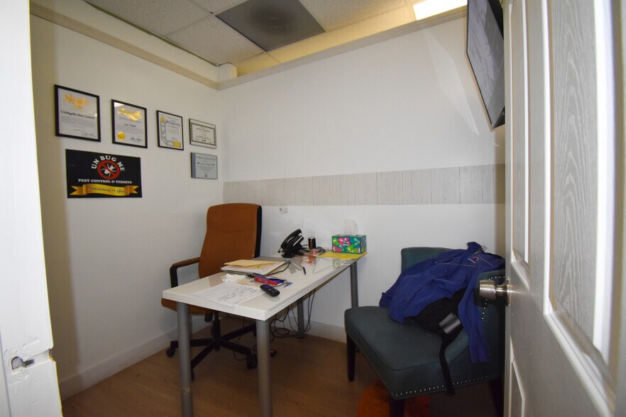 More Photos Of 20200 Saticoy St, Winnetka Storefront Retail Office For Lease
