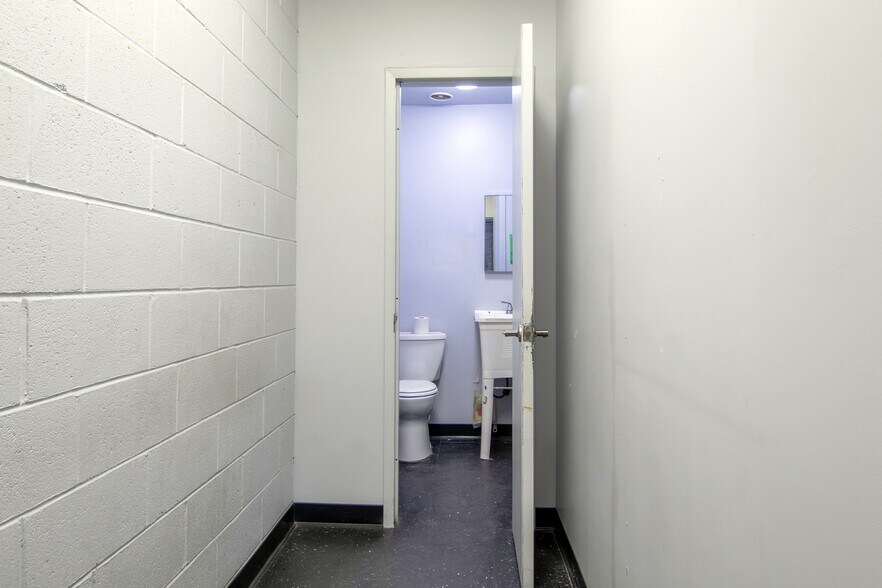 More Photos Of 355-365 Wyandanch Ave, Babylon Warehouse For Lease