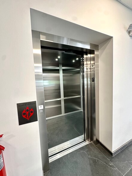 More Photos Of 651 N Michigan Ave, Kenilworth Service For Lease