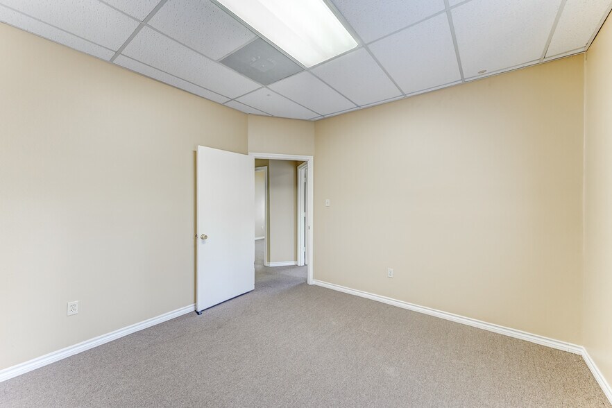 More Photos Of 14741 Pebble Bend Dr, Houston Loft Creative Space For Lease