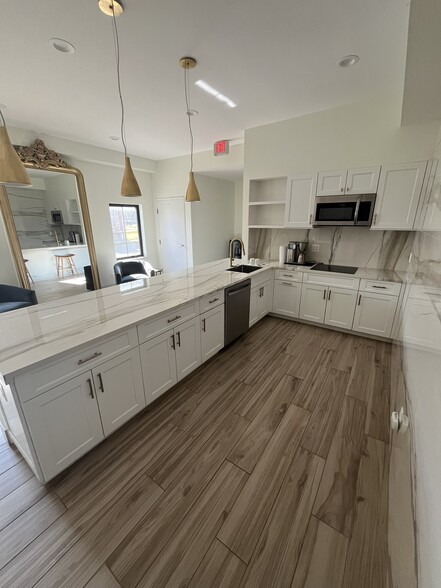 More Photos Of 18450 Mack Ave, Grosse Pointe Freestanding For Lease