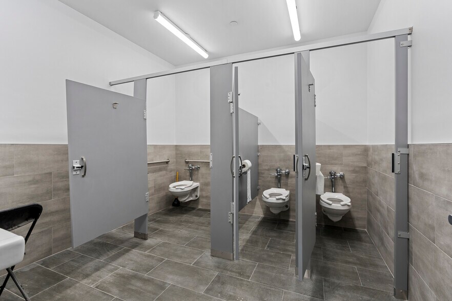 More Photos Of 4865 Arthur Kill Rd, Staten Island Warehouse For Lease