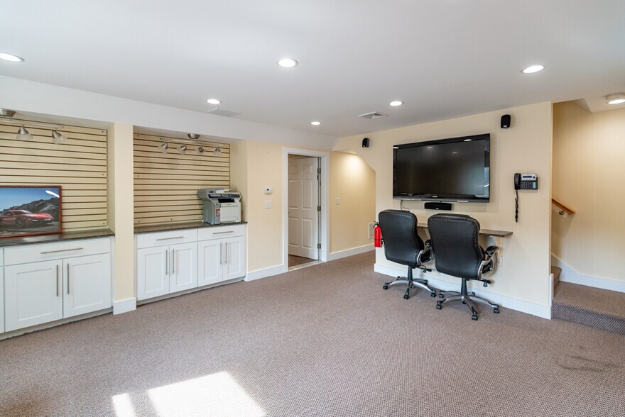 More Photos Of 31 Meetinghouse Rd, South Chatham Office For Sale