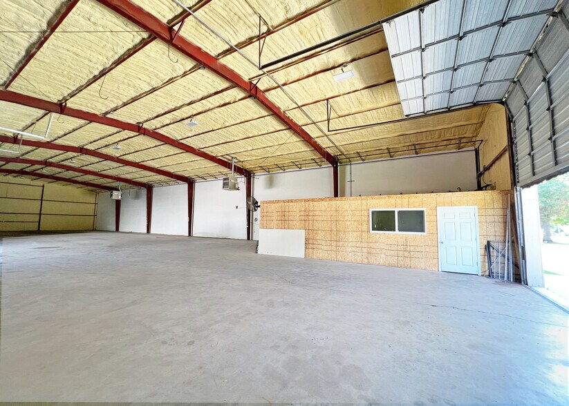 More Photos Of 1113 S 3rd St, Rogers Distribution For Lease
