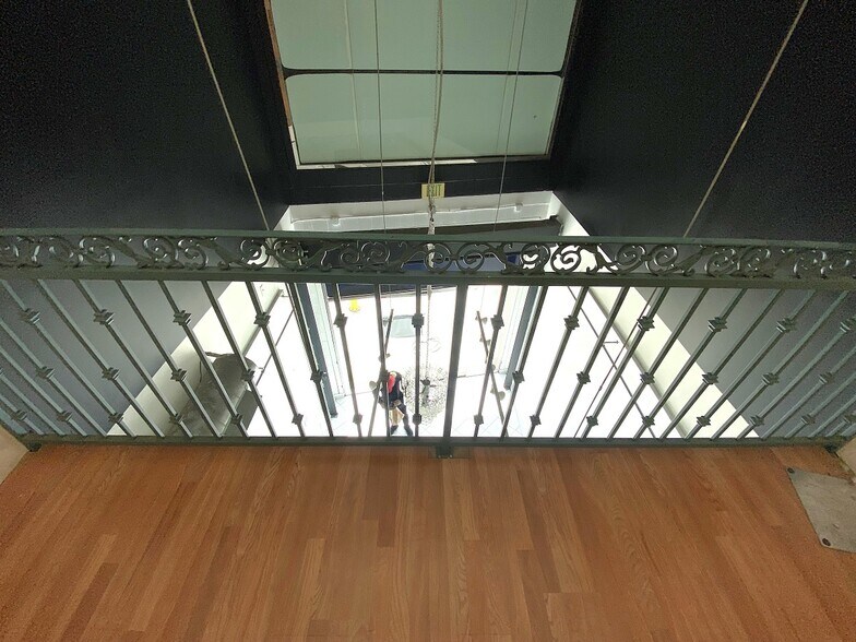 More Photos Of 951 Crocker St, Los Angeles Storefront Retail Office For Lease