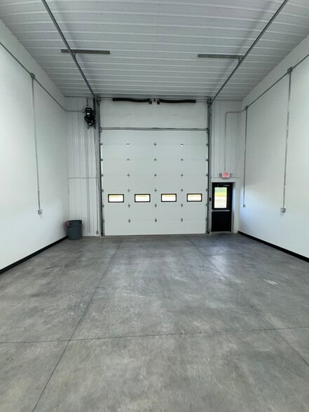 More Photos Of 10 Regency Oaks Blvd, Rochester Warehouse For Lease