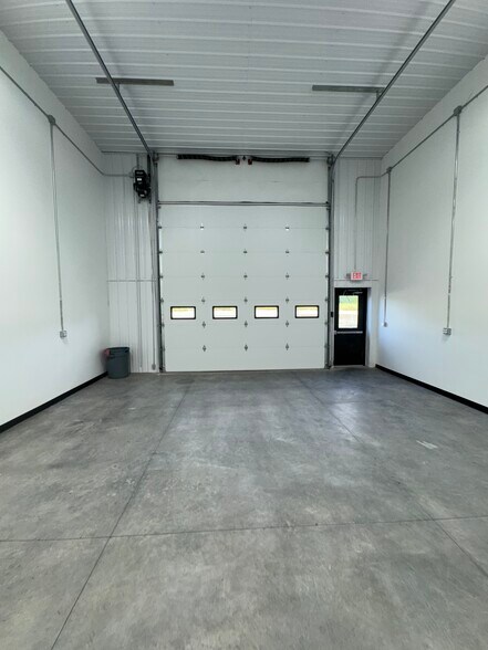 More Photos Of 10 Regency Oaks Blvd, Rochester Warehouse For Lease