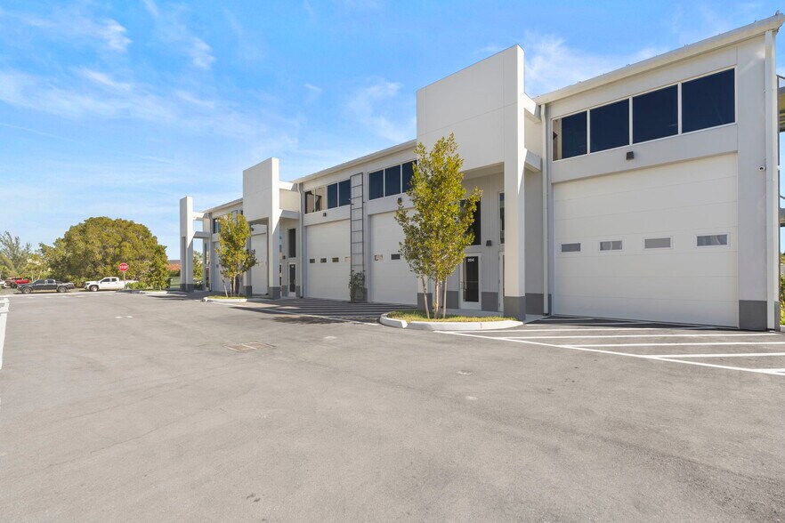 More Photos Of 3584 Plover, Naples Warehouse For Lease