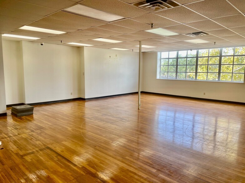 More Photos Of 216 E College St, Seguin Flex For Sale