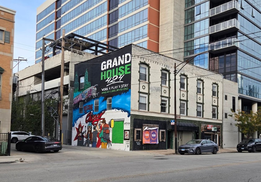 More Photos Of 838-840 W Grand Ave, Chicago Storefront Retail Residential For Lease