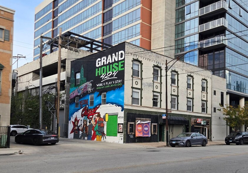 More Photos Of 838-840 W Grand Ave, Chicago Storefront Retail Residential For Lease