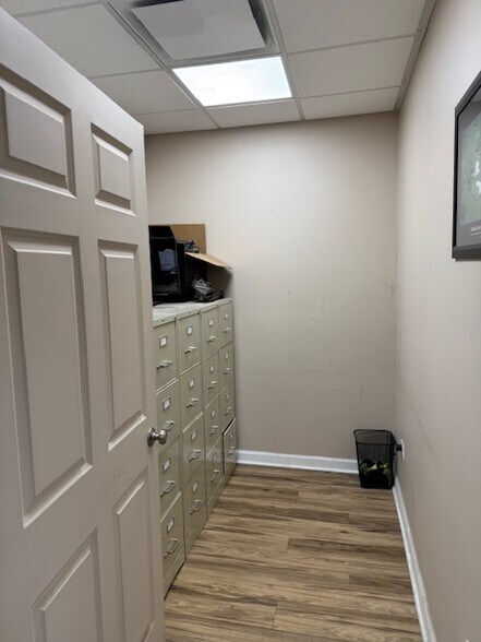 More Photos Of 181 Wolf St, Yorkville Warehouse For Sale