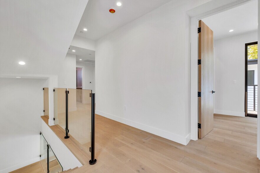 More Photos Of 337 6th Ave, Venice Apartments For Sale
