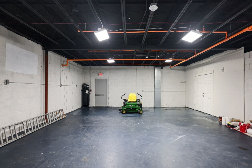 More Photos Of 10830 Navajo Dr, Saint Petersburg Showroom For Sale