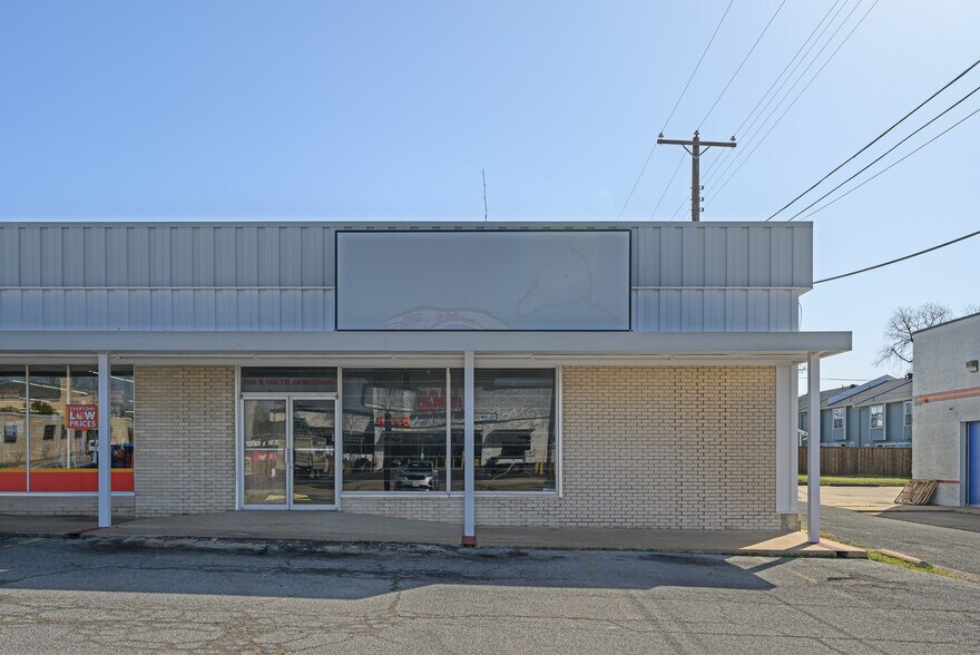 More Photos Of 200 S Armstrong Ave, Denison Storefront For Sale