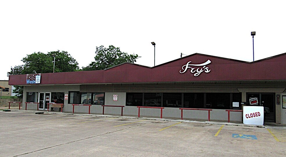 More Photos Of 802 S Main St, Belton General Retail For Sale