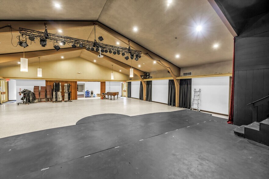 More Photos Of 2632 54th St S, Gulfport Specialty For Lease