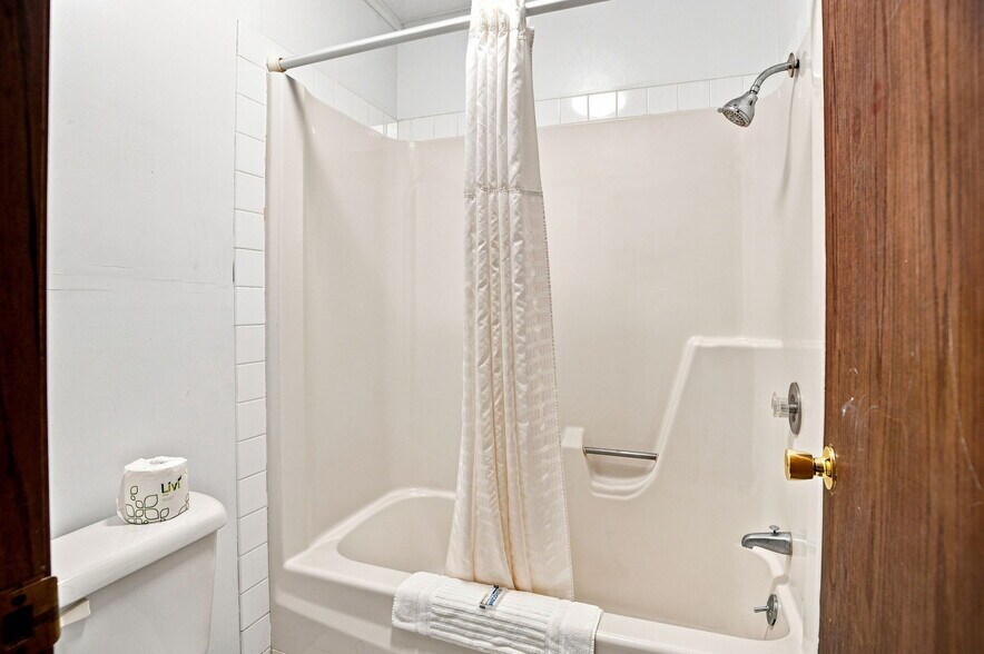 More Photos Of 1418 S Oak Ave, Owatonna Hotel For Sale