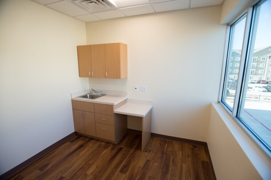 More Photos Of 1701 W Royal Ln, Irving Medical For Lease