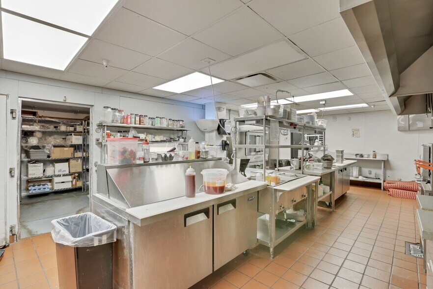 More Photos Of 301 Broadway, Lorain Hotel For Lease