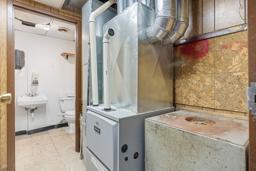 More Photos Of 7123 Lorain Ave, Cleveland Freestanding For Lease