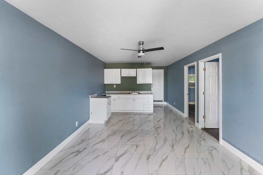 More Photos Of 5712 15th St, Bradenton Auto Dealership For Sale