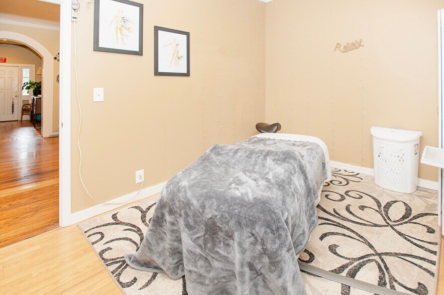 More Photos Of 400 Main St, Clinton Freestanding For Sale