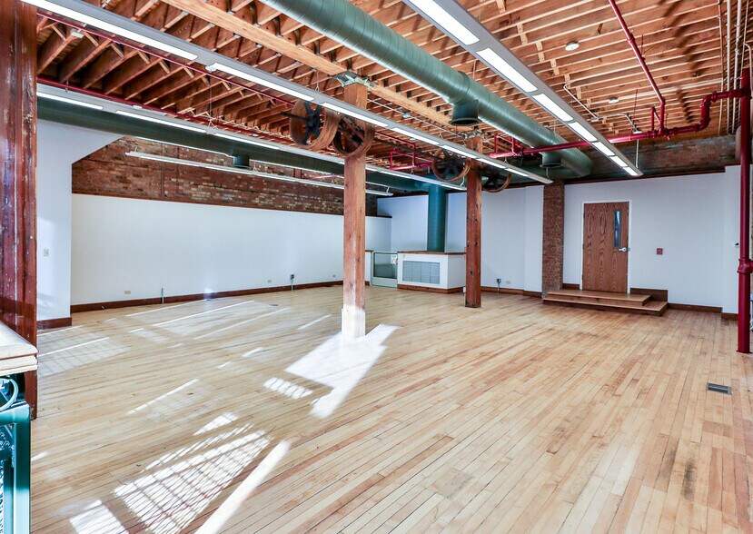 More Photos Of 168 E Highland Ave, Elgin Office For Lease